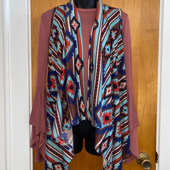 Style rack asymmetric bell sleeve top - Picture 8 of 9